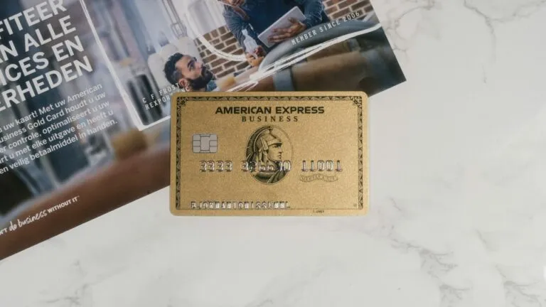 American Express eliminará el 5% de su plantilla global mientras aumenta sus beneficios y reorganiza sus operaciones mediante inteligencia artificial.