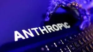 Computadora con elementos de seguridad digital que representa el acceso a información interna de Anthropic mediante vulnerabilidades informáticas.
