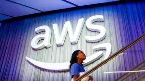 AWS elimina acuerdos de confidencialidad con organismos gubernamentales mientras crece el debate sobre los centros de datos en Estados Unidos.