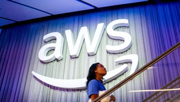 AWS elimina acuerdos de confidencialidad con organismos gubernamentales mientras crece el debate sobre los centros de datos en Estados Unidos.