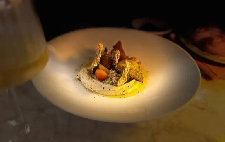 BUBA Puerto Morelos combina gastronomía mediterránea y de Medio Oriente con una experiencia inspirada en el Caribe mexicano.