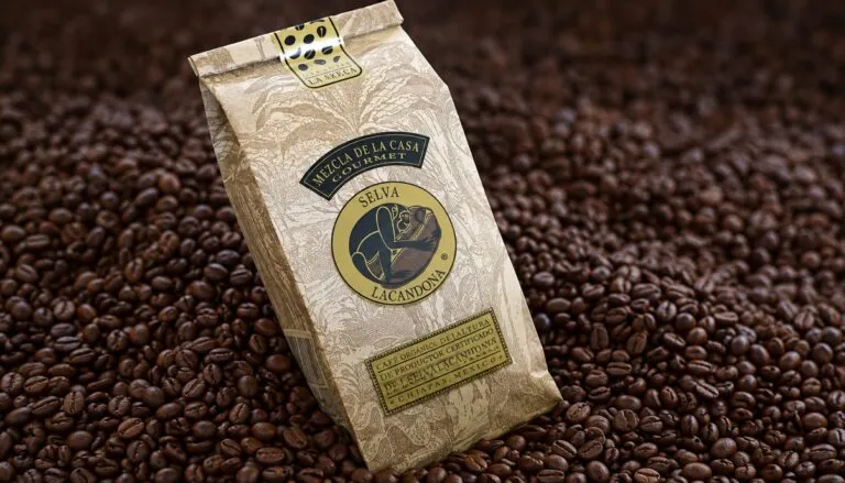 Café de la Selva Lacandona junto con cacao y miel producidos y comercializados desde Chiapas.