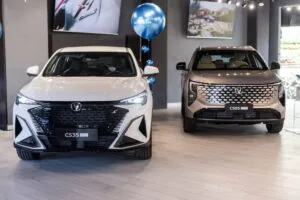 Changan Automobile presenta vehículos eléctricos e híbridos durante el Salón del Automóvil de París 2026.