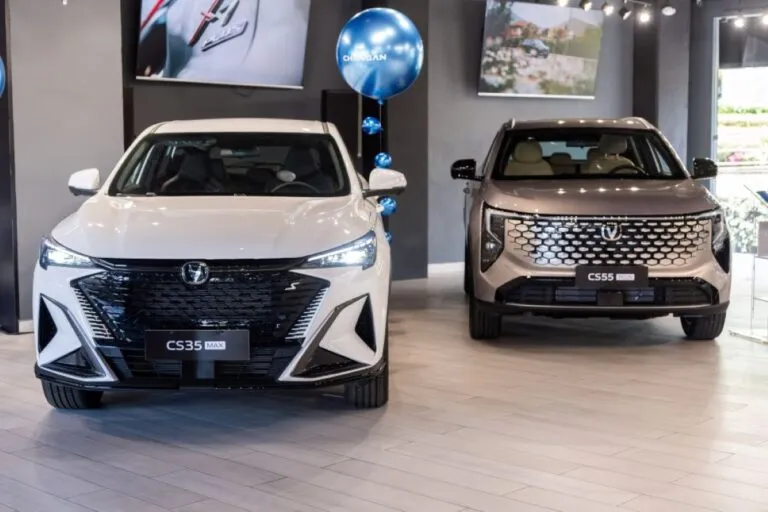 Changan Automobile presenta vehículos eléctricos e híbridos durante el Salón del Automóvil de París 2026.