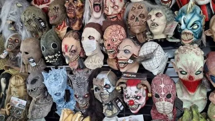 Ventas por Halloween impulsan la actividad comercial de negocios que ofrecen máscaras, disfraces y accesorios para celebraciones.
