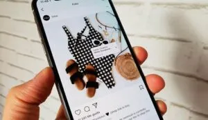 Exhibición de prendas y accesorios de moda en una boutique moderna, representando el crecimiento de las marcas creadas por influencers.