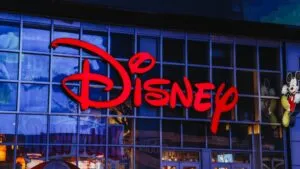 Disney invertirá 180 millones de dólares en contratar y retener empleados de Character.AI mientras reorganiza sus operaciones tecnológicas.