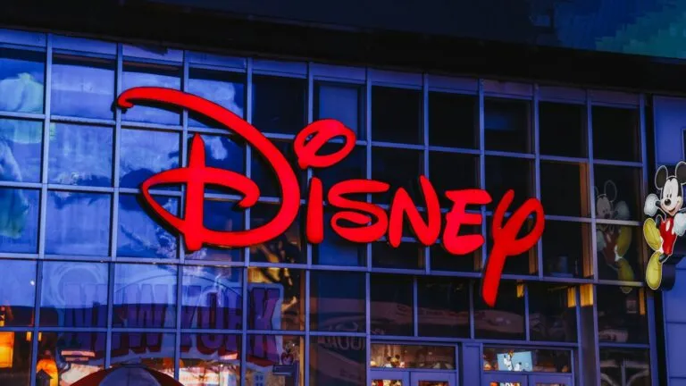 Disney invertirá 180 millones de dólares en contratar y retener empleados de Character.AI mientras reorganiza sus operaciones tecnológicas.