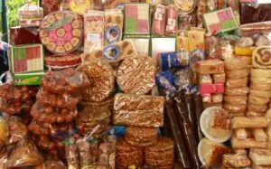 Dulces tradicionales de Día de Muertos exhibidos en mercados de Veracruz, con calaveritas de azúcar, cocadas y figuras de chocolate.