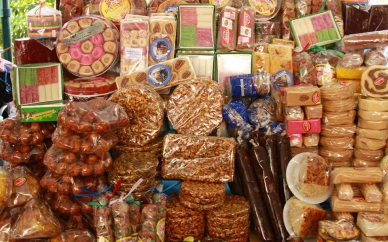 Dulces tradicionales de Día de Muertos exhibidos en mercados de Veracruz, con calaveritas de azúcar, cocadas y figuras de chocolate.