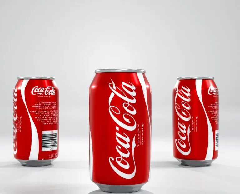 Mesa con refrescos y alimentos tradicionales mexicanos que representa los cambios en los hábitos de consumo de bebidas en México.