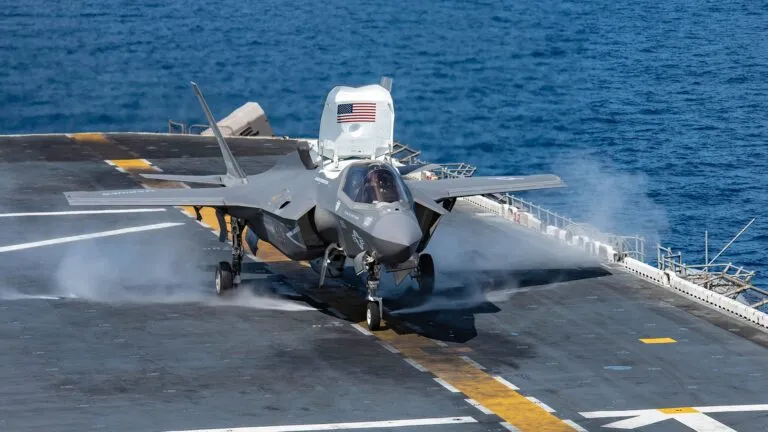 F-35C estadounidense en una operación militar con tecnología aérea y capacidades avanzadas para atacar diferentes objetivos.