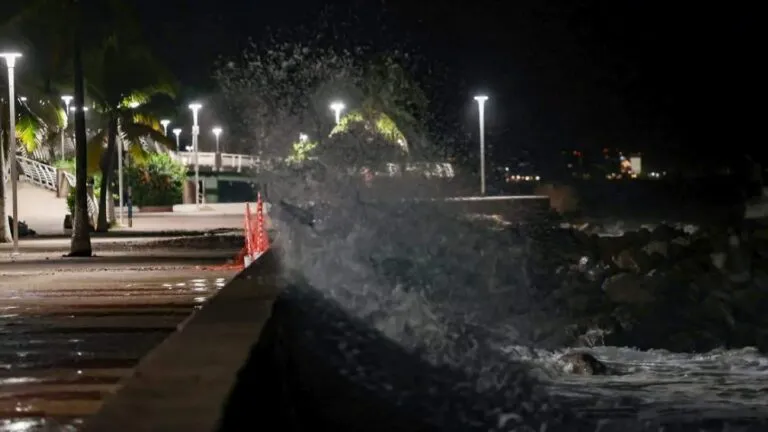 Huracán Simón provoca fuerte oleaje que invade negocios y establecimientos turísticos de Punta Pérula, Jalisco.