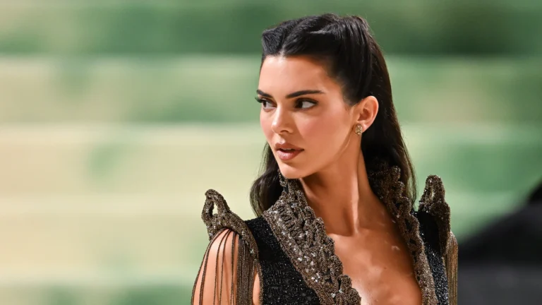 Kendall Jenner durante una actividad relacionada con sus negocios y marcas.