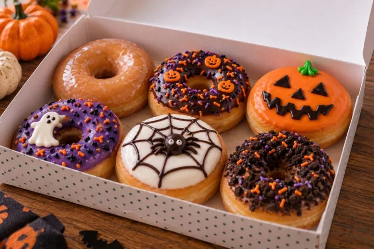 Donas glaseadas y decoradas para Halloween que representan la estrategia de productos de temporada de Krispy Kreme.