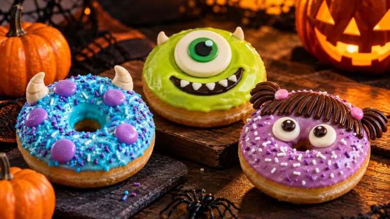 Krispy Kreme Monsters Inc presenta tres donas inspiradas en Sulley, Mike Wazowski y Boo durante Halloween en México.