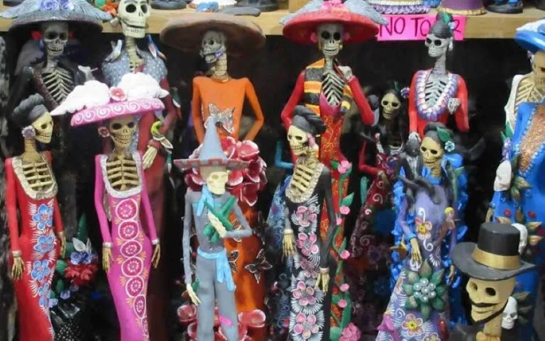 Artesanías mexicanas elaboradas a mano, con piezas de cerámica y textiles tradicionales que representan la actividad económica cultural de México.