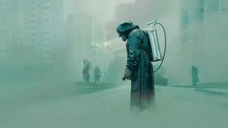 collage editorial con Chernobyl, Gambito de dama, When They See Us y otras miniseries, con estética de plataformas de streaming.