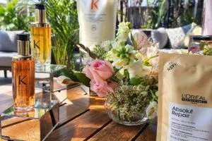 Envases recargables de perfumes y productos de belleza que representan la iniciativa de L’Oréal para reducir residuos y fomentar la reutilización.