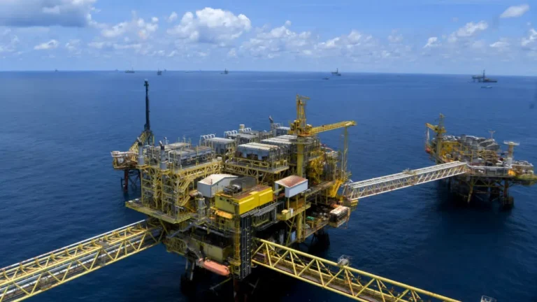 plataforma petrolera / instalaciones de Pemex / barriles de petróleo.