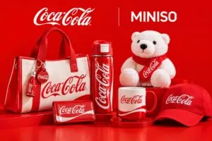 Miniso y Coca-Cola presentan una colección de accesorios, termos, bolsas y productos coleccionables