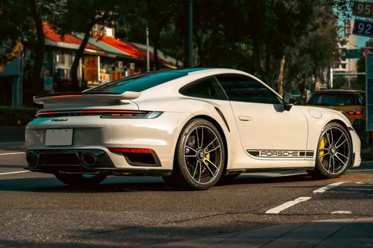 Porsche lidera el mercado mundial del lujo con un valor de marca de 35,200 millones de dólares.