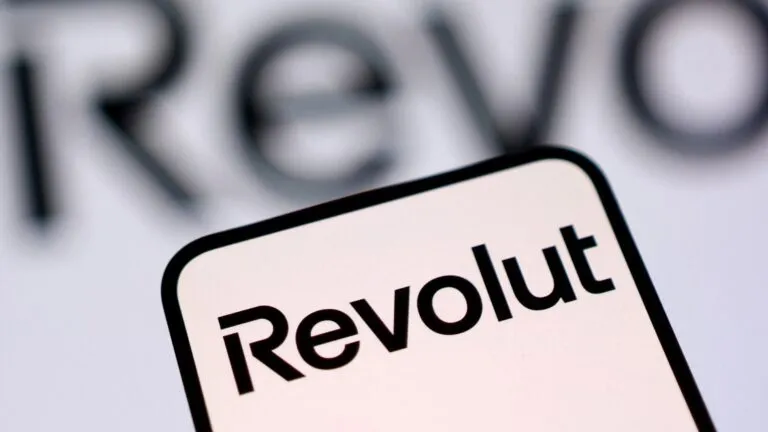 Revolut acelera su crecimiento internacional mientras los supervisores europeos vigilan sus controles internos y riesgos de ciberseguridad.
