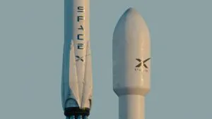 Elon Musk acusa a Mukesh Ambani de obstaculizar la entrada de Starlink al mercado de internet satelital en India.