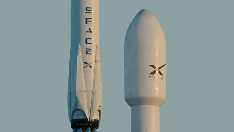 Elon Musk acusa a Mukesh Ambani de obstaculizar la entrada de Starlink al mercado de internet satelital en India.