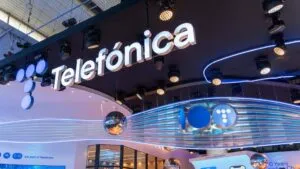 Telefónica estudia financiar al consorcio comprador de Movistar México para completar una operación de 450 millones de dólares.