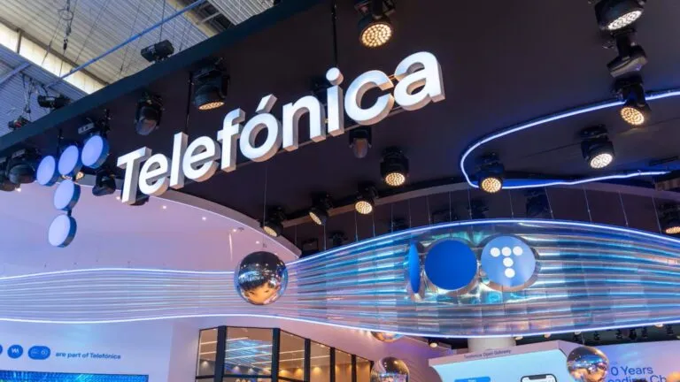 Telefónica estudia financiar al consorcio comprador de Movistar México para completar una operación de 450 millones de dólares.