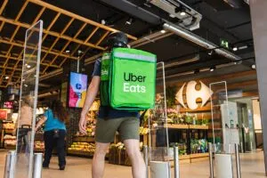 Uber y Carrefour lanzan una alianza para realizar compras de supermercado y recibirlas mediante entregas rápidas.