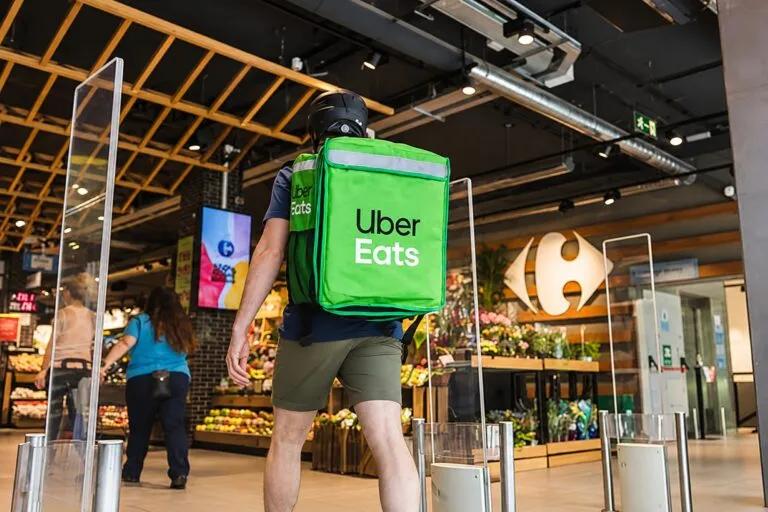 Uber y Carrefour lanzan una alianza para realizar compras de supermercado y recibirlas mediante entregas rápidas.